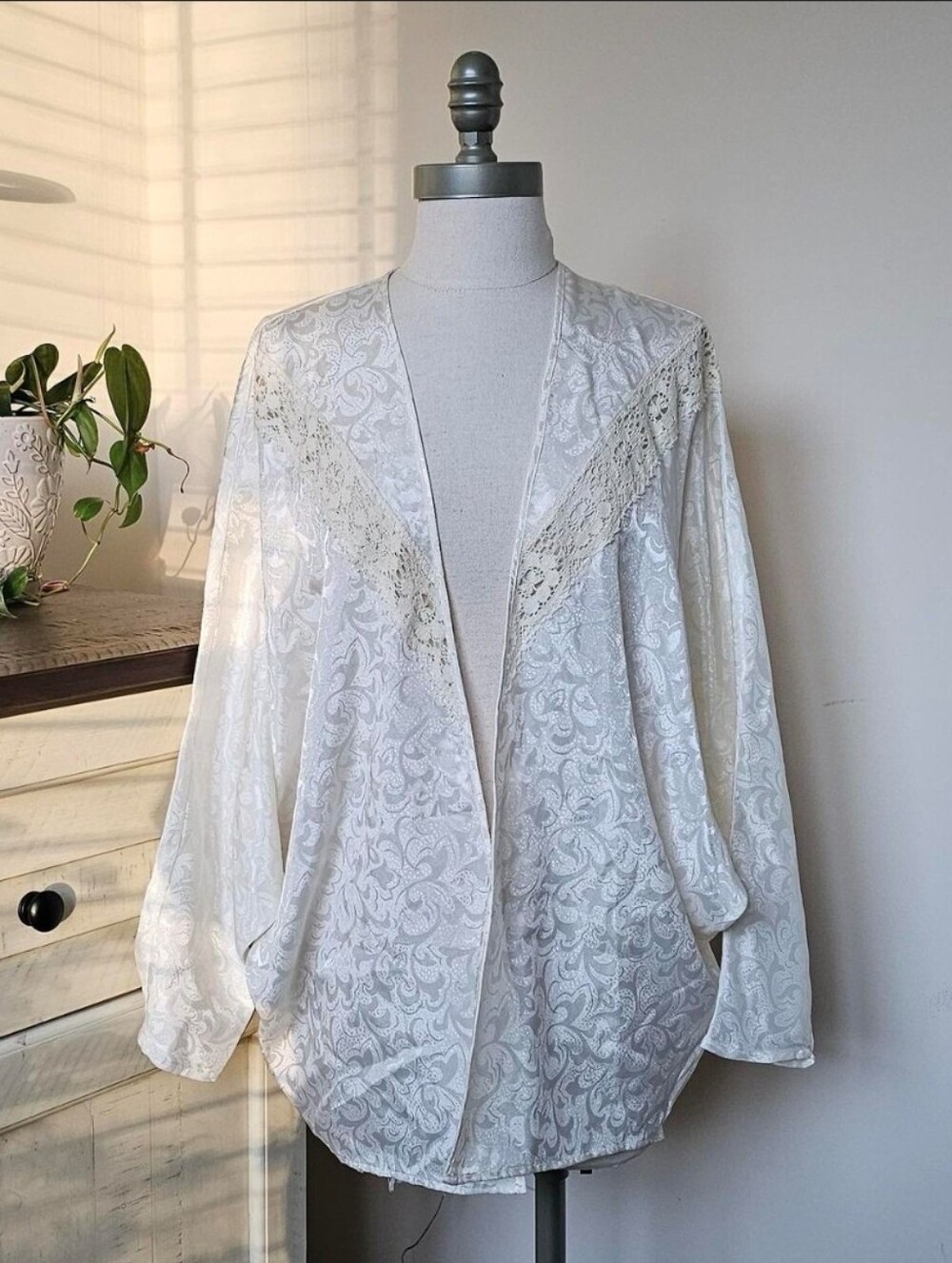 Vintage 90s Victoria's Secret Cream Lace Robe